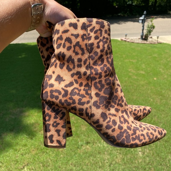 Heeled Booties Cheetah Print, Size 10 - Picture 5 of 8